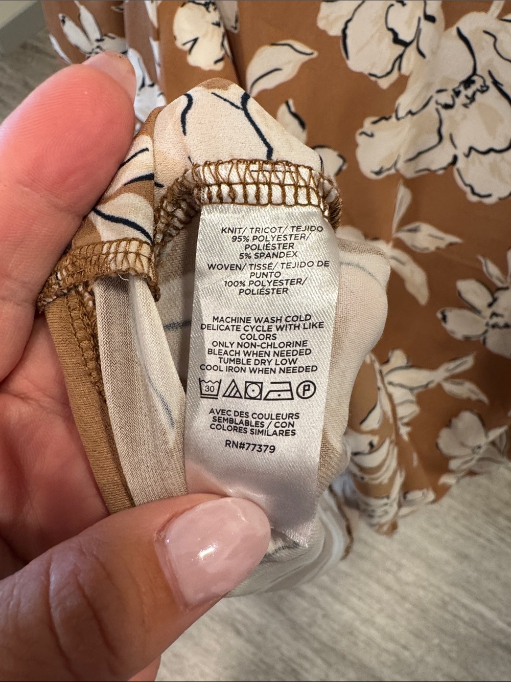 Ann Taylor White Floral Short Puff-Sleeve Blouse on Brown - Picture 3 of 5